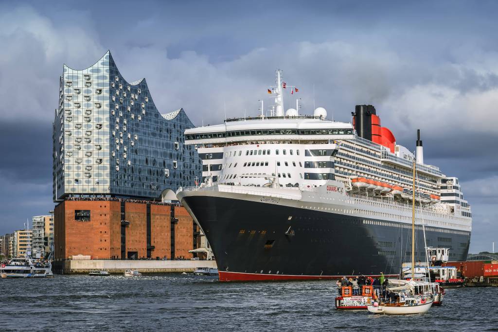 Ein Kreuzfahrtschiff vor der Philharmonie in Hamburg.