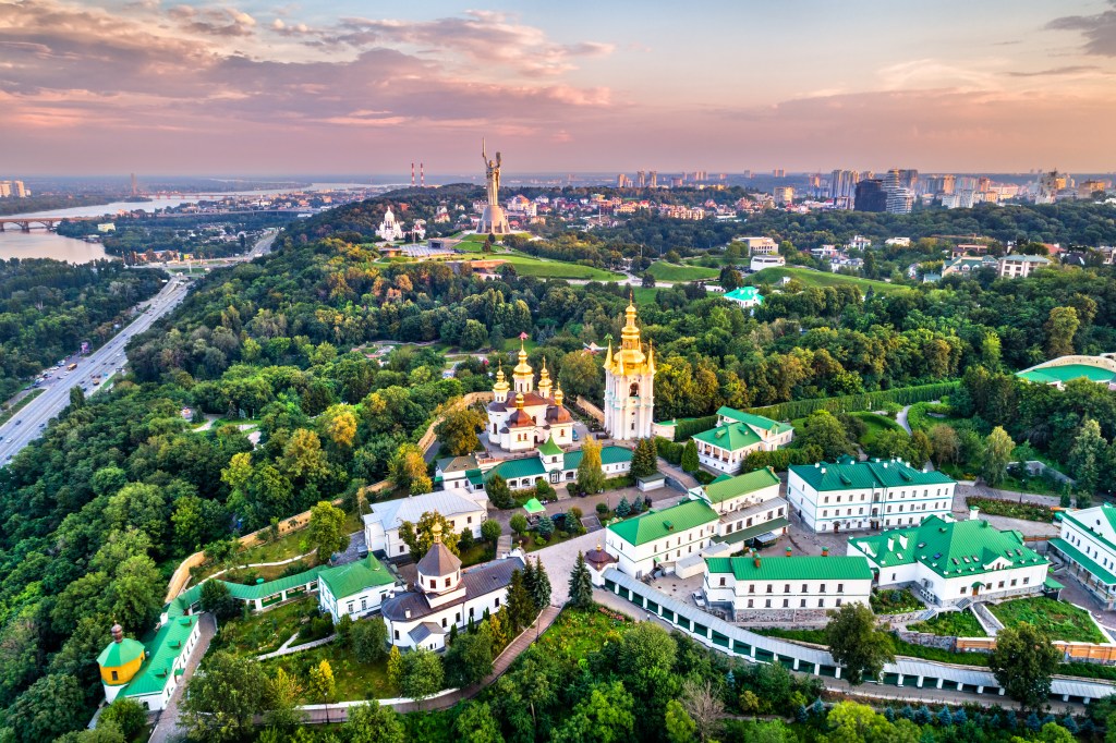 Ein Stadtpanorama über das Kiewer Höhlenkloster und das Mutterlandsdenkmal vor dem Krieg mit Russland in Kiew, Ukraine.
