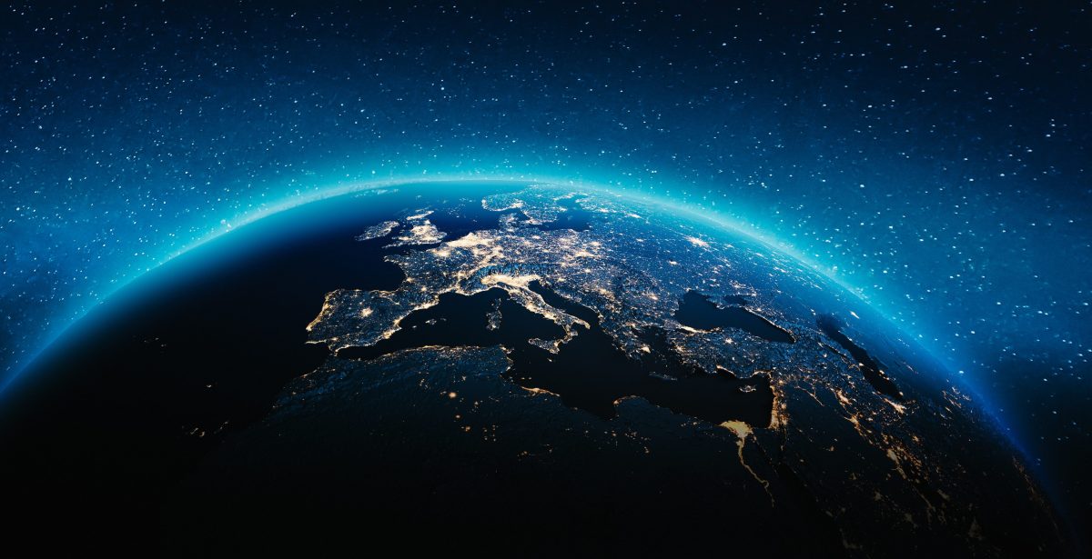 Ein Blick aus dem Weltraum auf die halbe Erdkugel bei Nacht. Europa erleuchtet in Licht.
