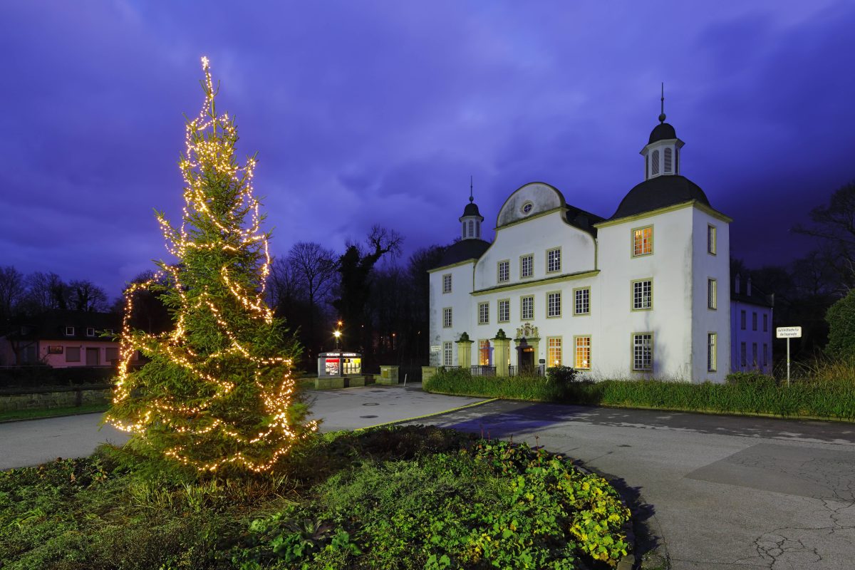 Am Schloss Borbeck in Essen steht zur Weihnachtszeit immer ein Tannenbaum. (Archivfoto)
