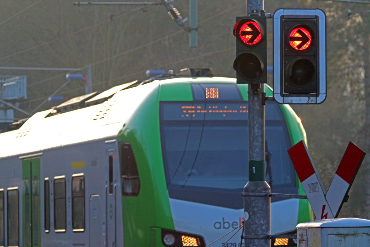 Essen: Bagger kracht in Brücke – Straßen- und Bahnverkehr lahmgelegt