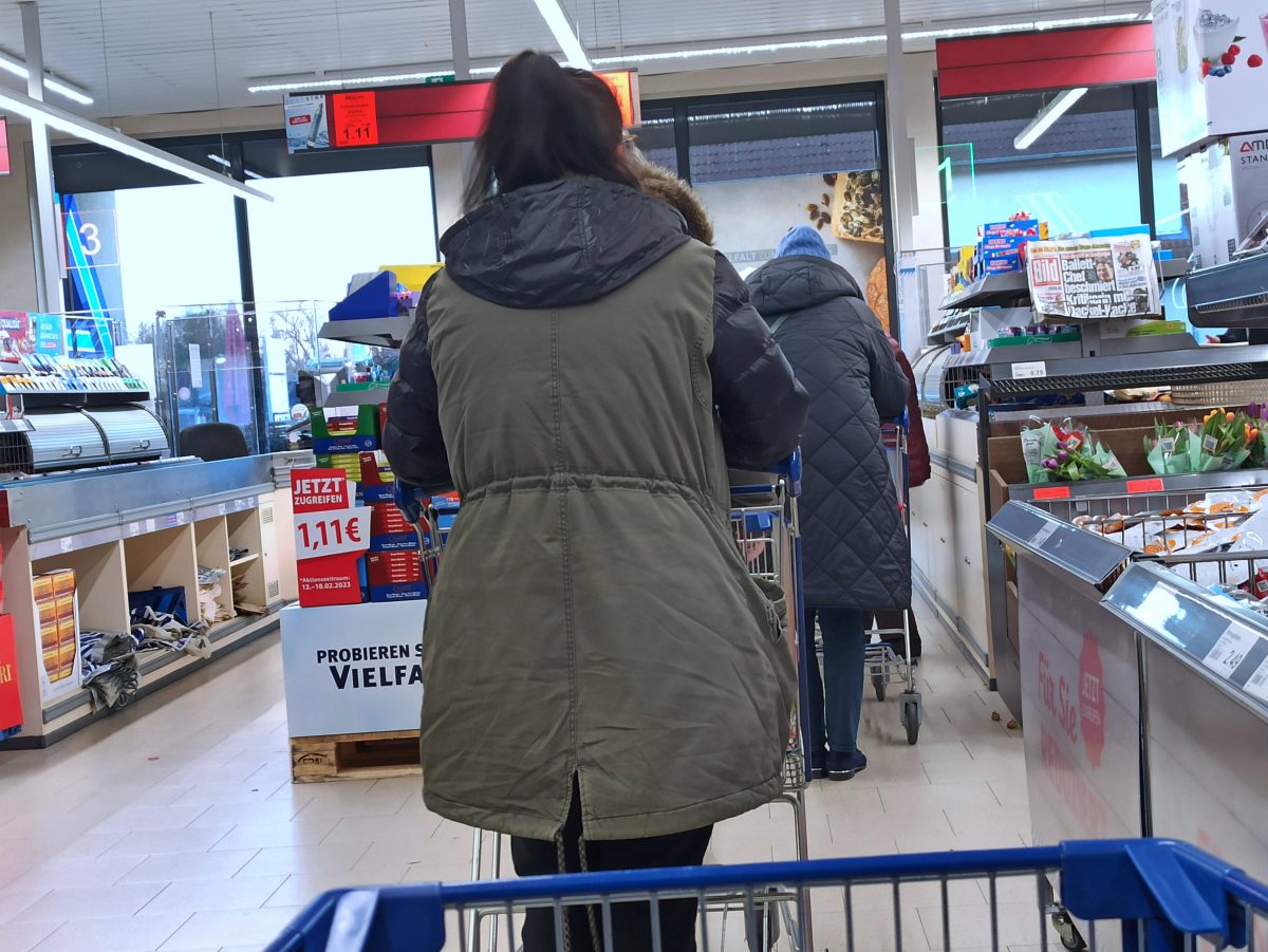 Aldi customers are facing a crisis at the checkout – and now a discounter is stepping in