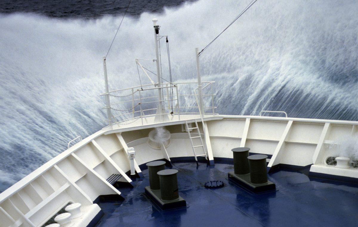 Kreuzfahrt: Monsterwelle legt Schiff lahm – Kapitän muss dramatische Entscheidung treffen