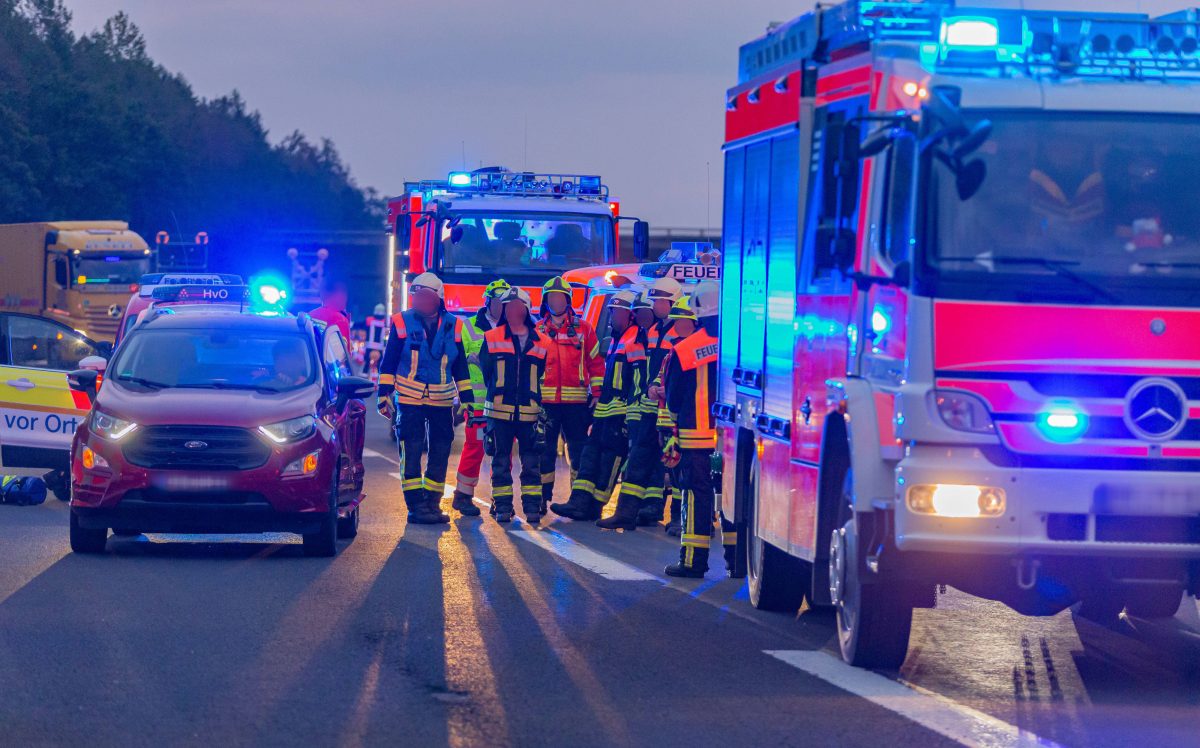 Wetter in NRW sorgt für schlimmen Unfall auf der Autobahn (Symbolbild).