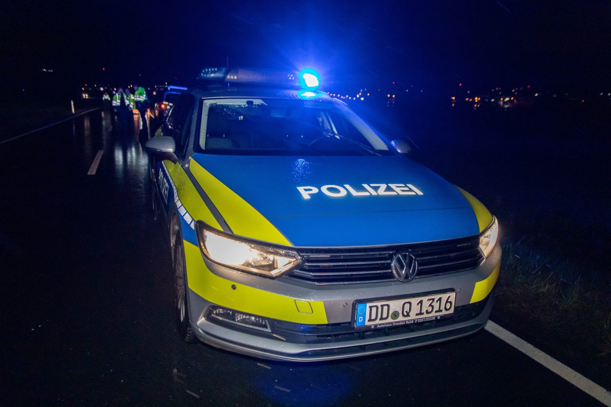 Duisburg: Autofahrer hinterlässt Spur der Verwüstung.