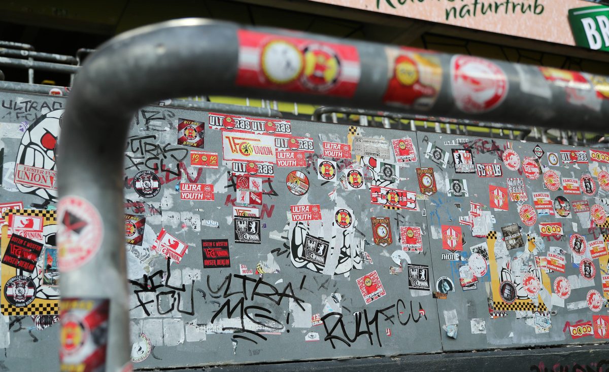 Fußball-Sticker sind rechts? Vereine und Fans wehren sich gegen die Vorfälle.