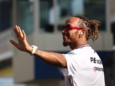 Lewis Hamilton hat in der Formel 1 mal wieder Zoff mit Red Bull. Jetzt schickt er eine versteckte Botschaft.