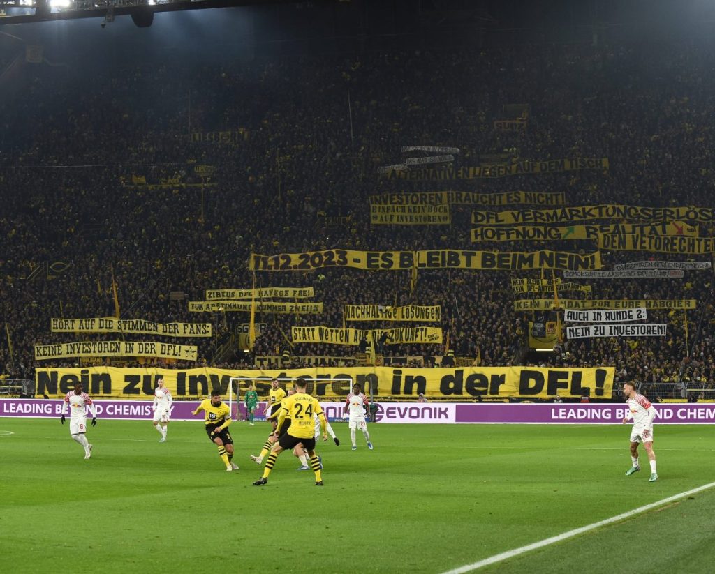 Zahlreiche Plakate schmückten die Südtribüne.