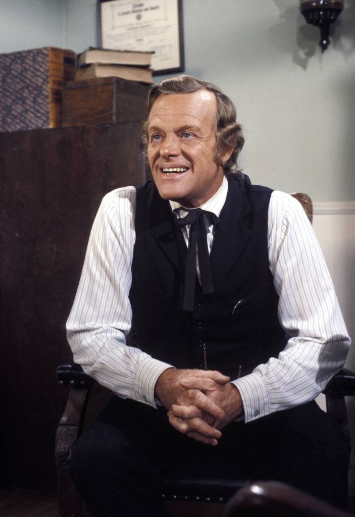 Kevin Hagen als Dr. Hiram Baker.