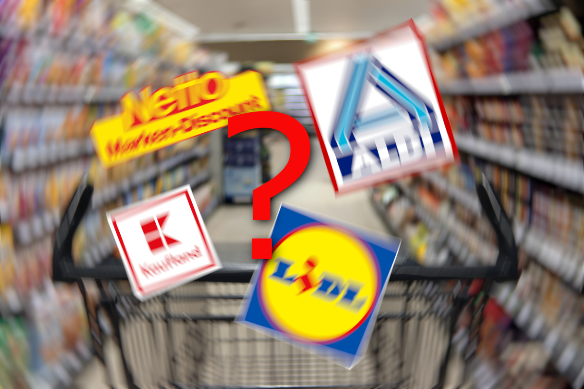 Verschiedene Supermarkt-Logos vor Supermarkt-Hintergrund.