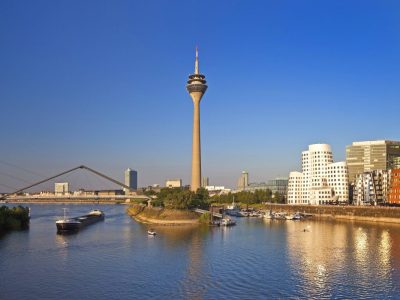 Als ein US-Amerikaner zum ersten Mal Düsseldorf besucht, ist er begeistert von der Stadt in NRW.