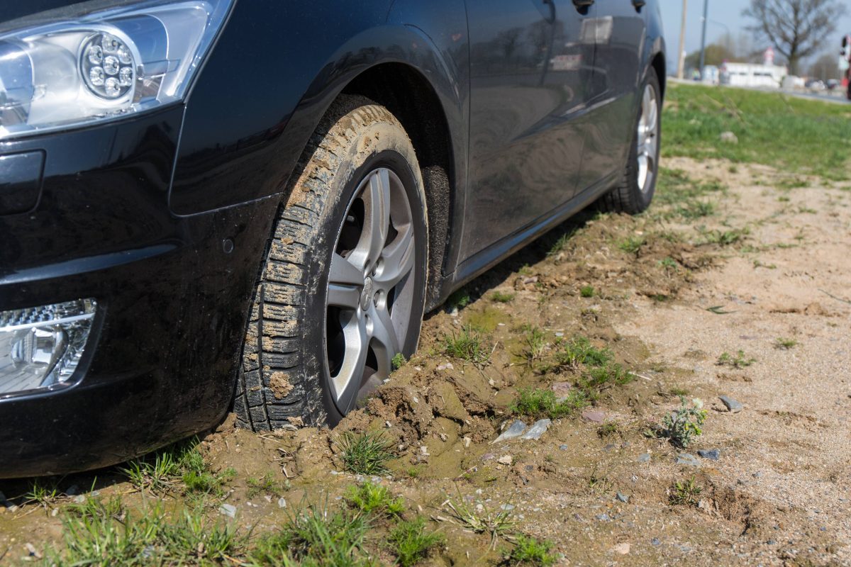 Verkehr: Diesen Fehler sollten Autofahrer nicht begehen, wenn sie im Schlamm stecken bleiben