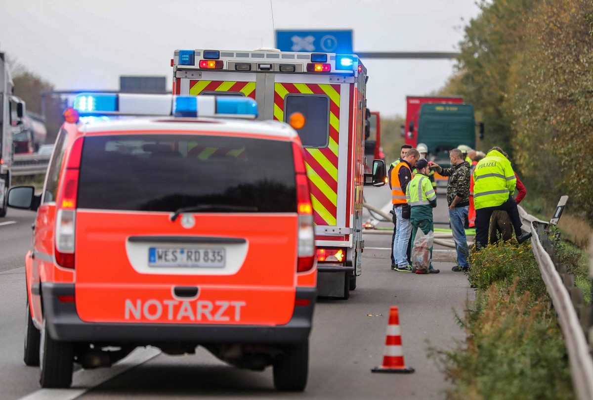A42 im Ruhrgebiet: 19-Jährige nach Unfall schwer verletzt. Autobahn gesperrt.