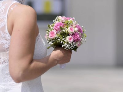 Kurz vor der Hochzeit erleidet diese Braut einen Schock.