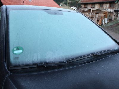 Pappe ist ein Hausmittel gegen Eis-Frust am Auto.