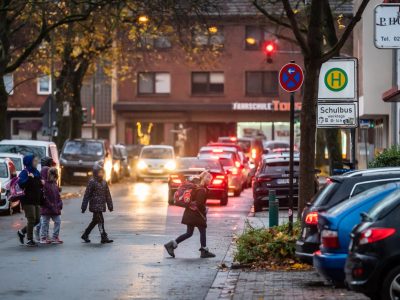 In einer Straße vor einer Duisburger Grundschule werden nun Maßnahmen ergriffen.
