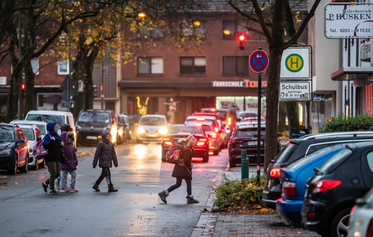 In einer Straße vor einer Duisburger Grundschule werden nun Maßnahmen ergriffen.