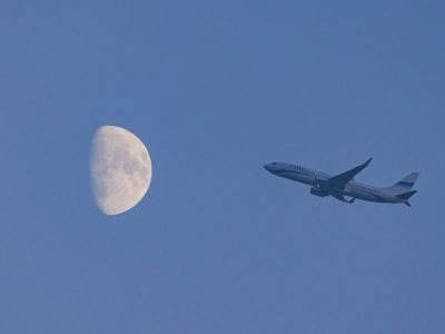 NRW: Mysteriöses Flugzeug am Himmel gesichtet.