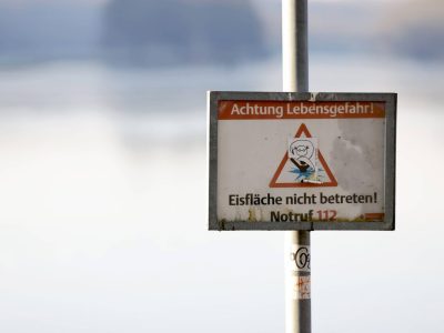 In NRW stürzten zwei Kinder auf einer Eisfläche ein