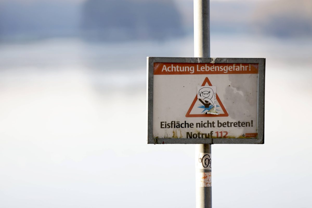 In NRW stürzten zwei Kinder auf einer Eisfläche ein