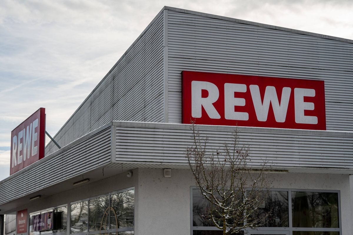 Rewe in NRW: Kundin macht Entdeckung vor Filiale – sie reagiert sofort: „Pitschnass, etwas verschreckt“