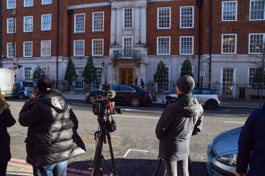 König Charles und Kate sind in der London Clinic.