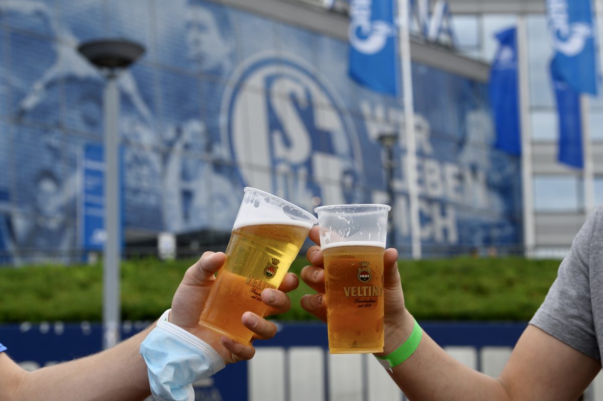 Beim FC Schalke 04 könnte das Bier bald teurer werden.
