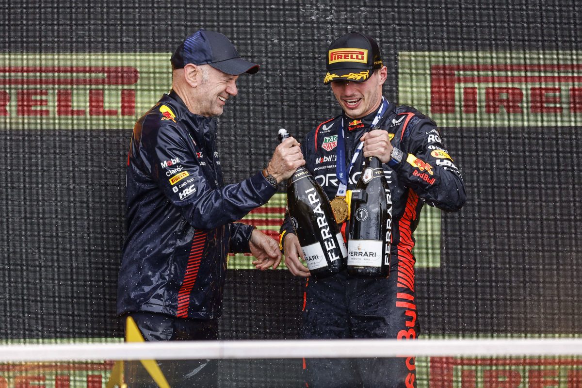 Max Verstappen feiert einen Formel-1-Sieg mit Adrian Newey.