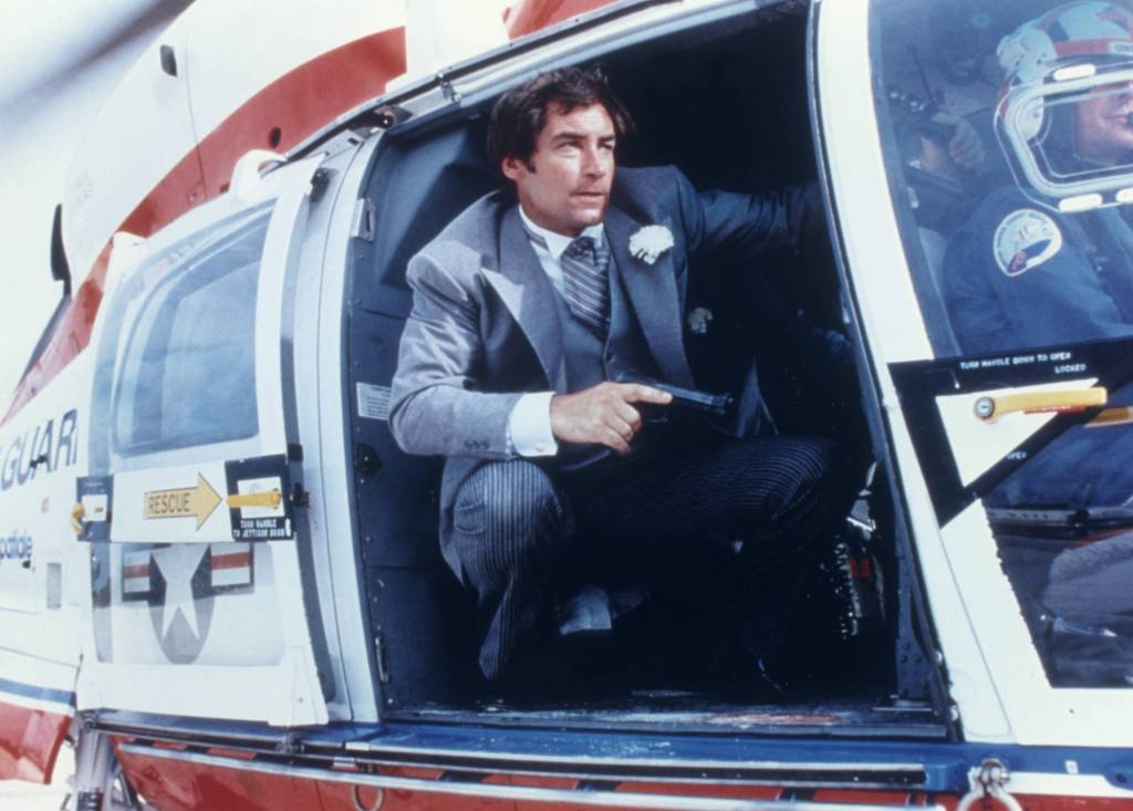 James Bond im Flugzeug.
