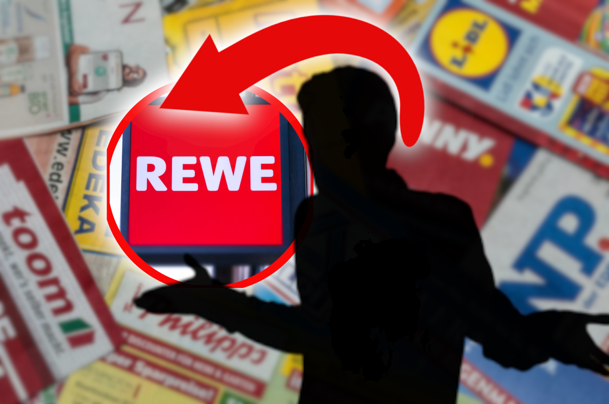 Supermarktprospekte hinter Rewe-Logo und ratlosem Mann.