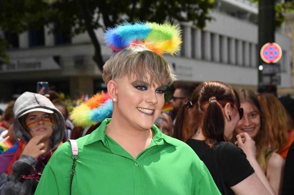 Twenty4Tim bei CSD mit Regenbogen-Haarreif.