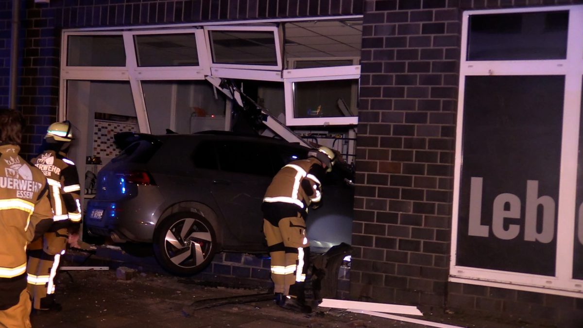 Edeka in Essen: Auto fährt in Filiale