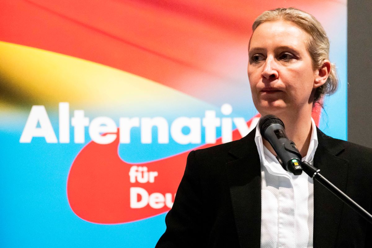 AfD-Chefin könnte durch ihre Schweizer Partnerin ins Taumeln geraten, vermutet eine Schweizer Zeitung.
