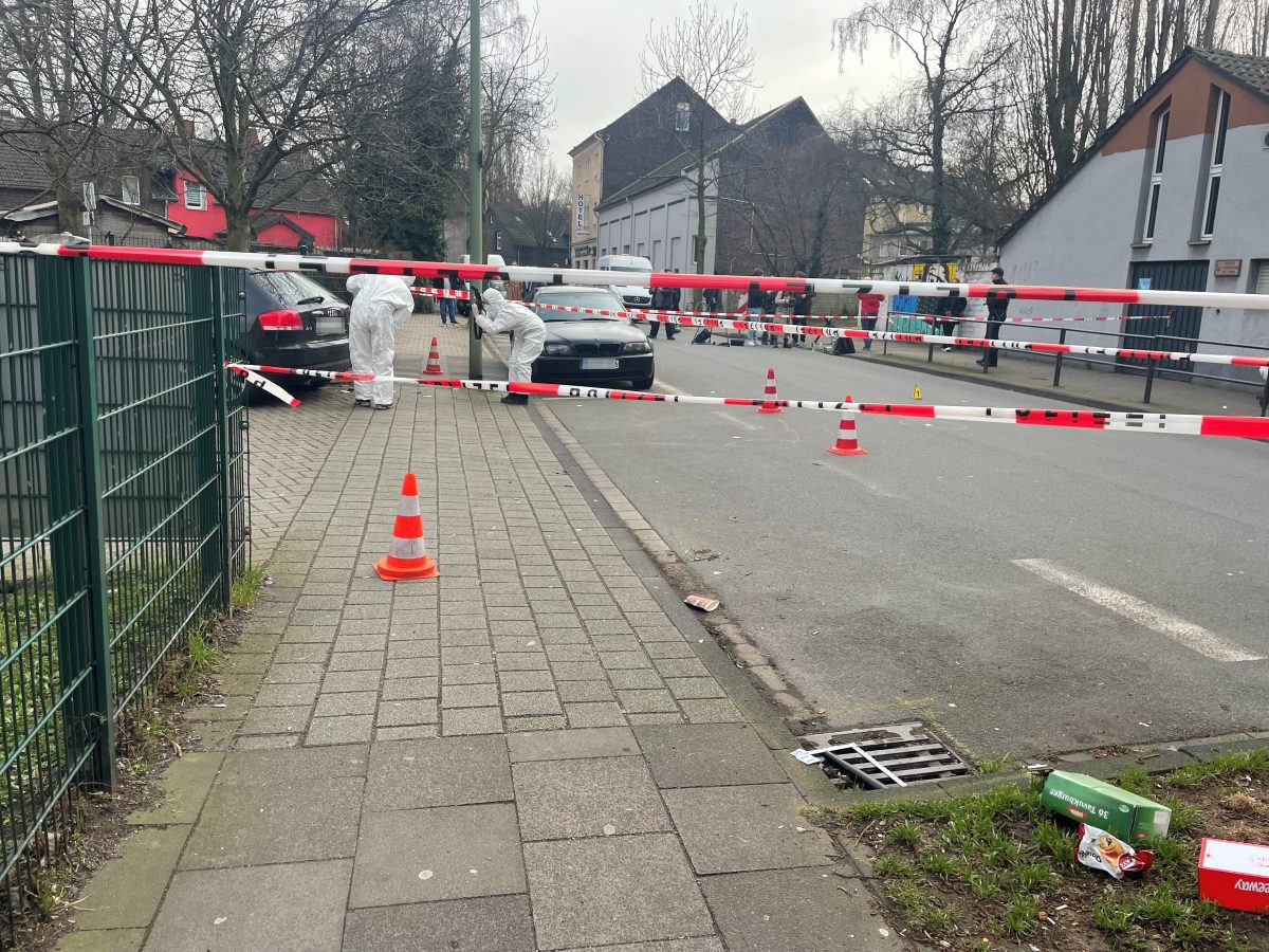 Einsatzkräfte sichern Spuren am Tatort in Duisburg-Marxloh.