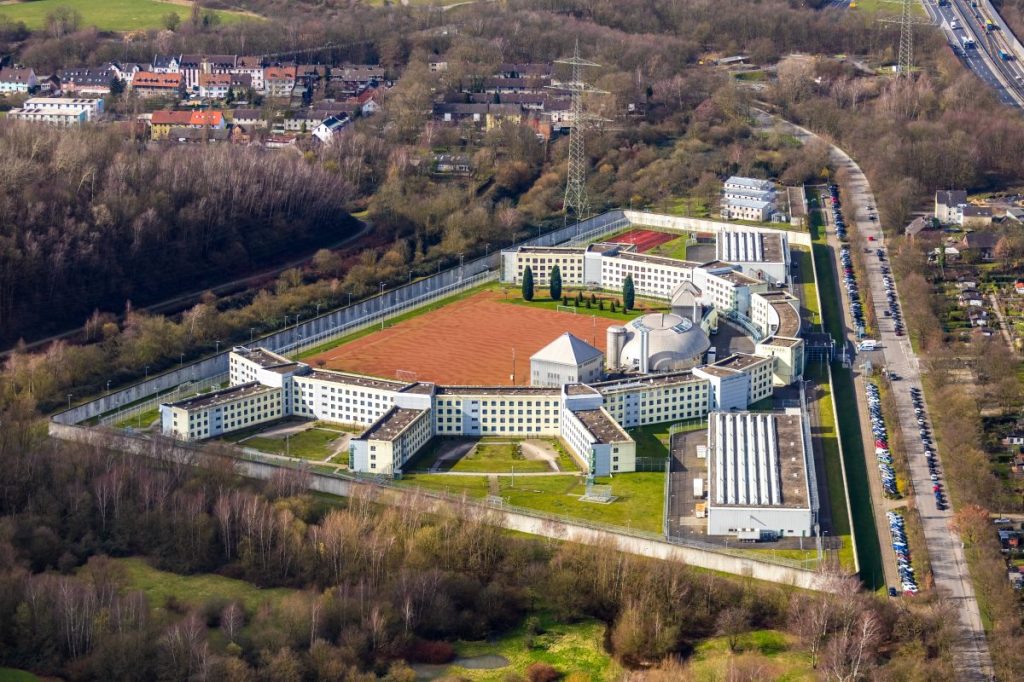 JVA Gelsenkirchen aus der Luft. Mit Sportplatz in der Mitte.