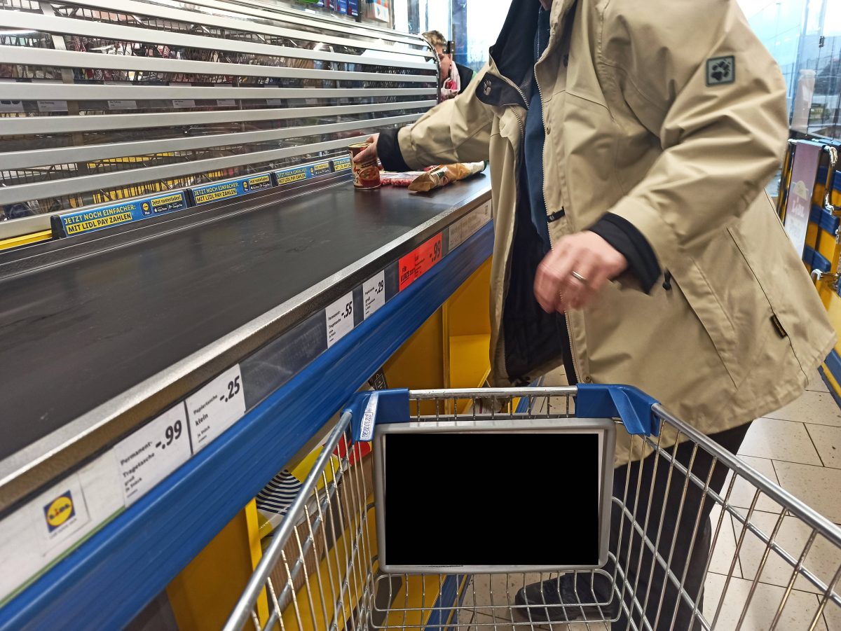 Eine Lidl-Kundin fällt bei dem Blick auf den Kassenbon vom Glauben ab.