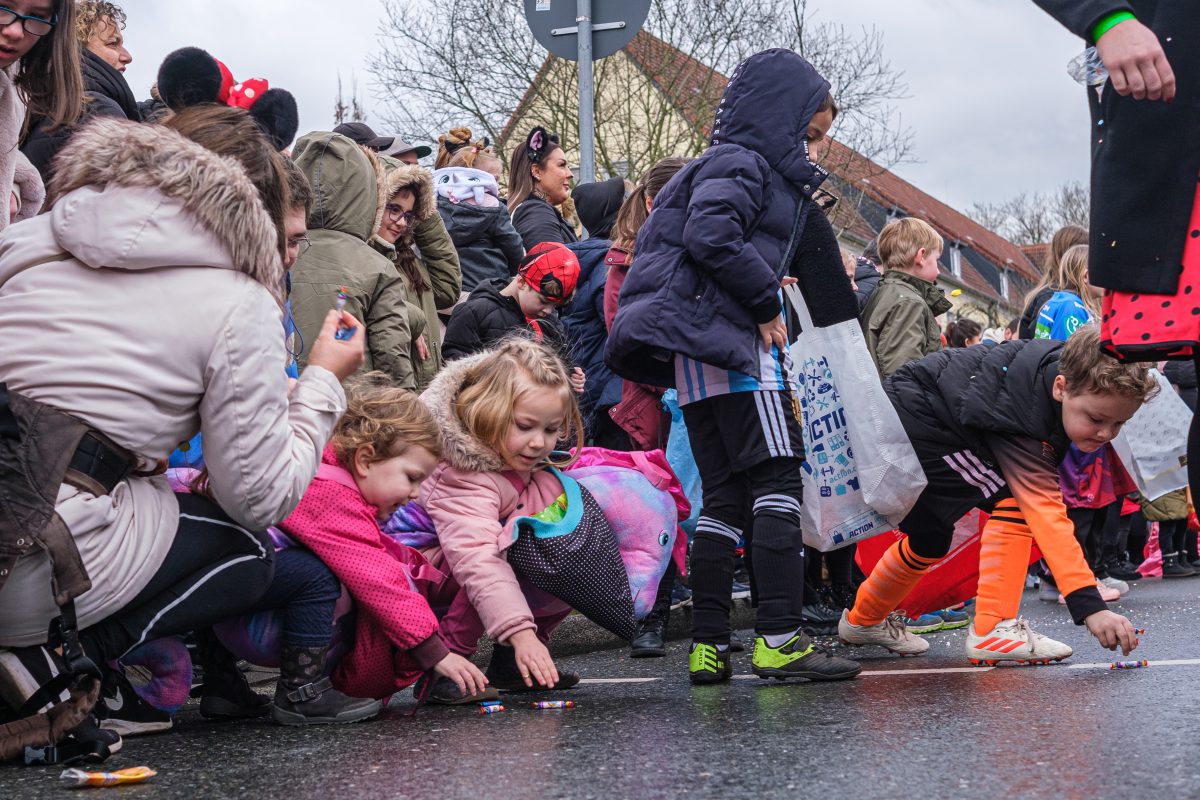 Bei einem Karnevalsumzug in NRW wurden fragwürdige Süßigkeiten geworfen.