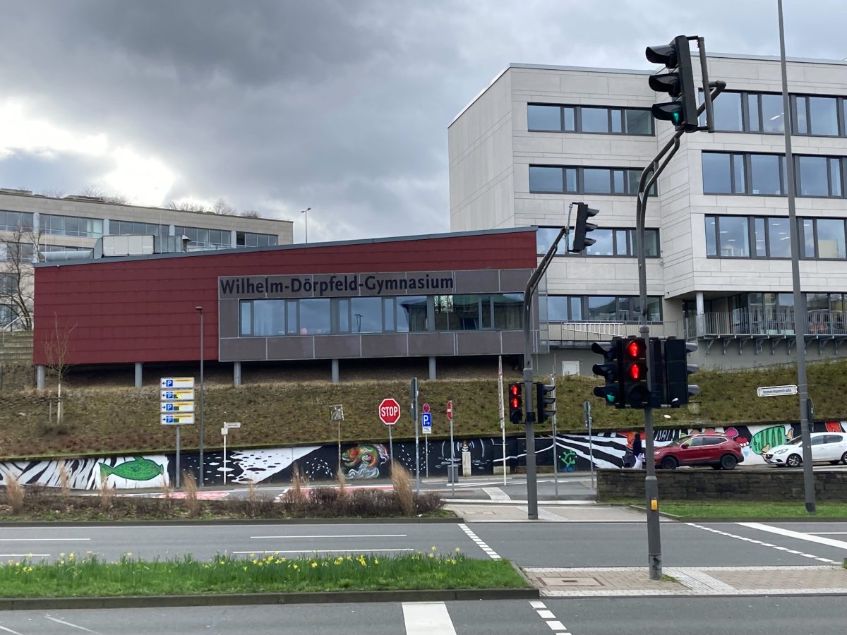 Wuppertal: Einen Tag nach der Amoktat am Wilhelm-Dörpfeld-Gymnasium sitzt der Schock immer noch tief.