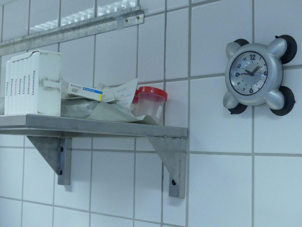 Becher für die Urinprobe in der JVA Gelsenkirchen.