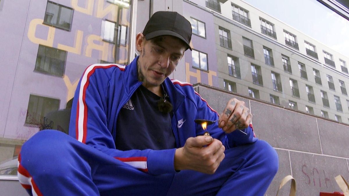 Aaron betäubt seine Sinne täglich mit Heroin, Crack und Cannabis. In 
