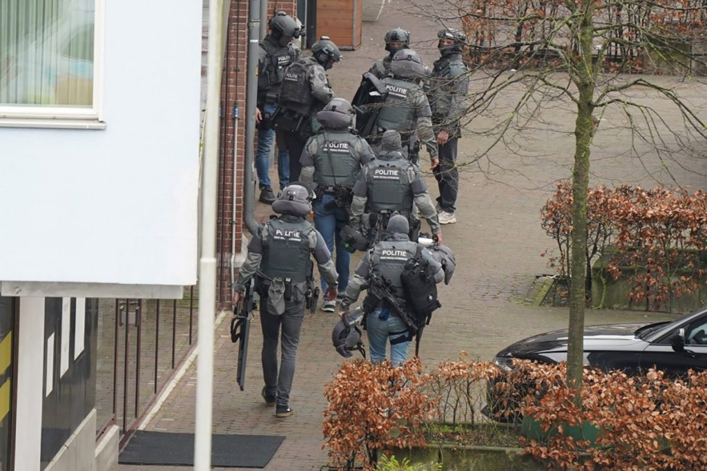 In Ede (Niederlande) ist derzeit ein Großaufgebot von Polizei, Feuerwehr und Spezialeinsatzkräften vor Ort.