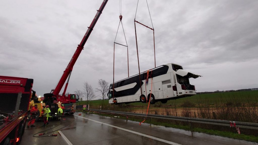 Nach dem Busunglück auf der A44 bei Werl (NRW) musste der schwer beschädigte Bus vor der Bergung aufgerichtet und anschließend aus dem Grünstreifen geholt werden.