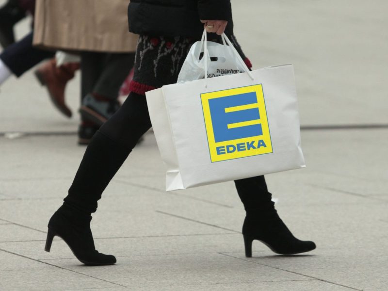 Edeka: Amerikanerin lässt 100 Euro in Filiale – ihr Einkauf macht deutsche Kunden fassungslos