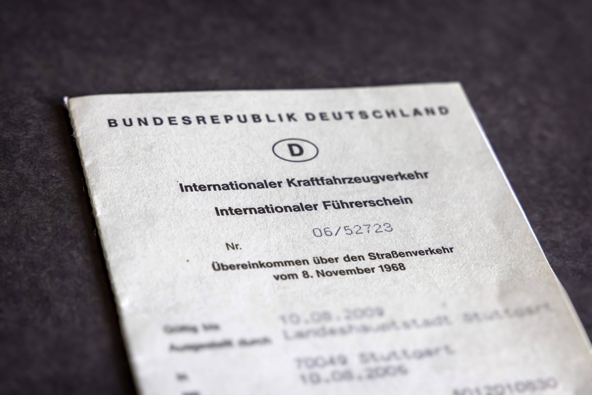 Auf den Bild ist ein internationaler Führerschein abgebildet. Dieser ist weiß und liegt auf einem schwarzen Untergrund. In schwarzer Schrift steht auf dem Papier "Internationaler Führerschein".