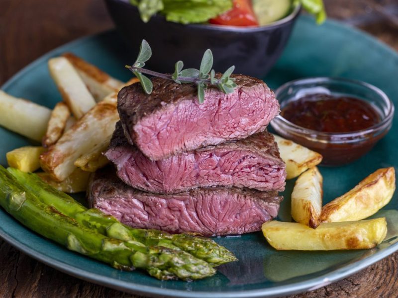 Dortmunder Restaurant bietet Luxus-Steak an – beim Preis kippen Kunden aus den Latschen!