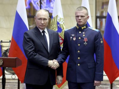 Wladimir Putin und die Armee.