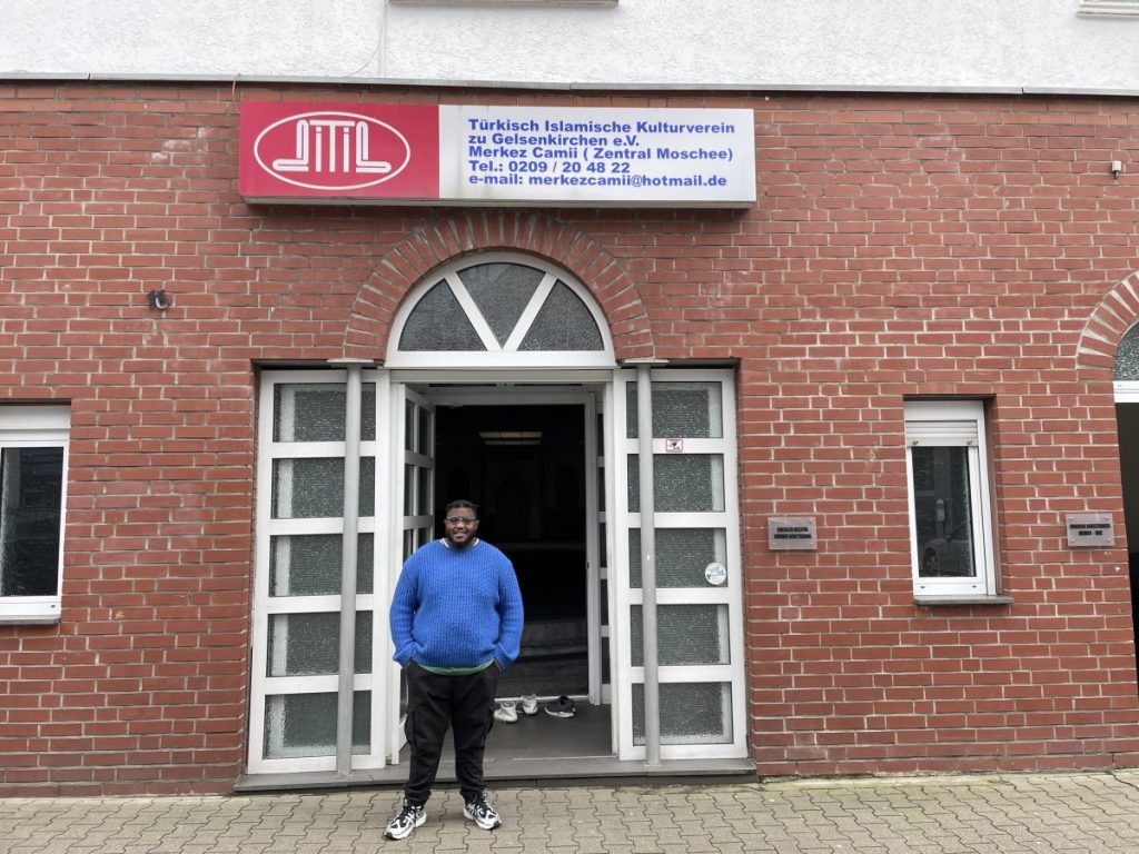 Mohamed "Mo" Heinz vor der Zentral Moschee in Gelsenkirchen.