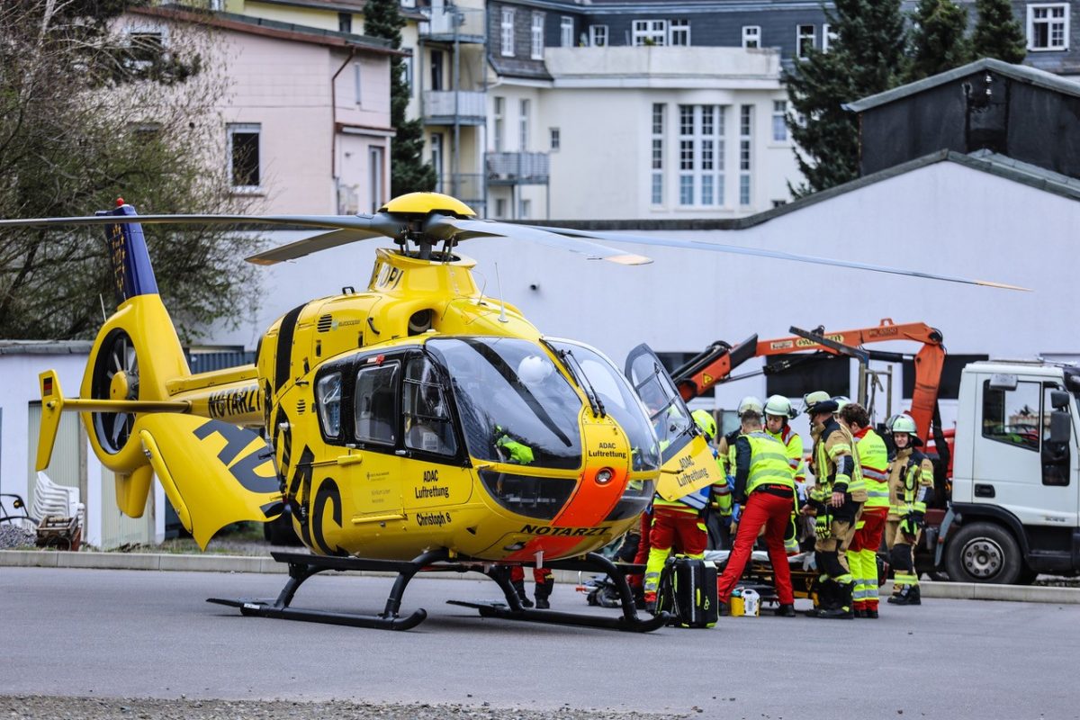 NRW: Unfall bei Dacharbeiten! 2 Arbeiter stürzen 6 Meter in die Tiefe ++ Rettungshubschrauber im Einsatz
