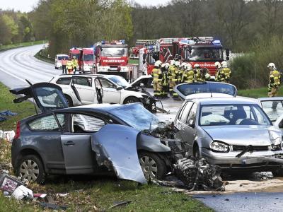 Auf einer Landstraße in NRW kam es zu einem schweren Autounfall mit einem Toten und mehreren Verletzten.