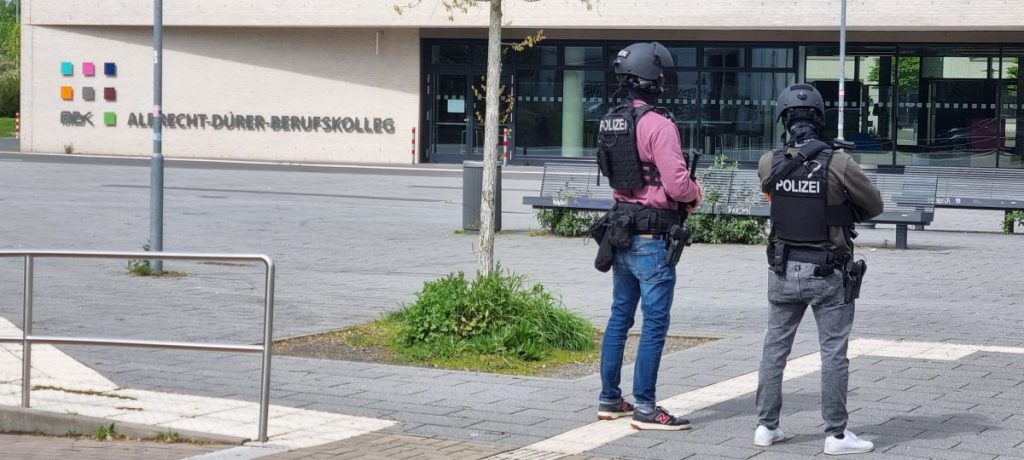 Großer Polizeieinsatz am Albrecht-Dürer-Kolleg in Düsseldorf